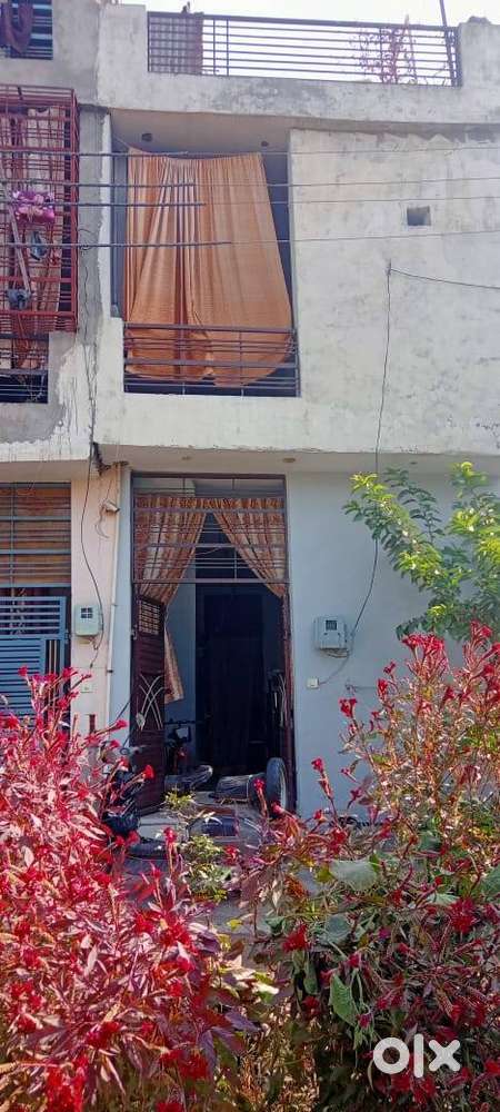 40 Gaj House Urgently Sale