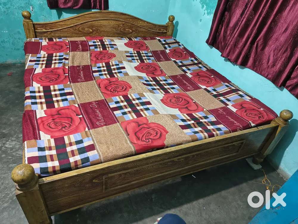 King Size wooden polished bed (6*6).