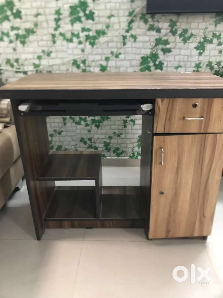 Computer table wooden