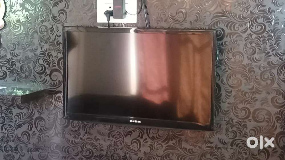 Samsung tv with good condition no  scratches brand new