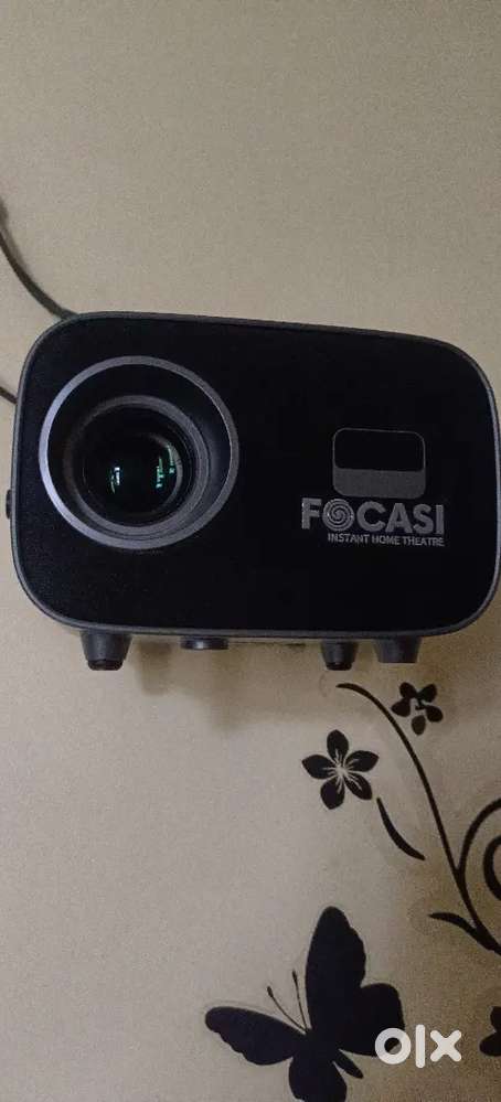 FOCASI projector HD with white screen free