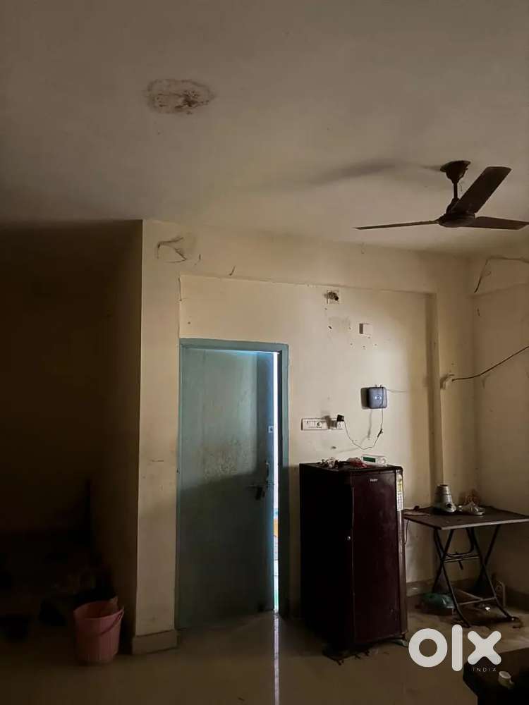 1 room left of 3bhk flatmate bachelor's allowed 7000 only