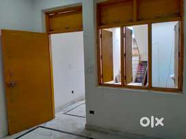 10/15 ka room hai total marble laga hua hai