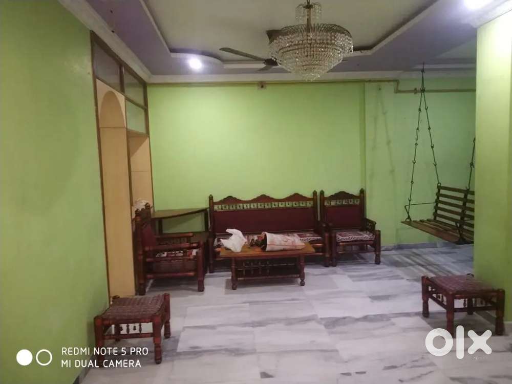 Flat,working bacheolars ,family