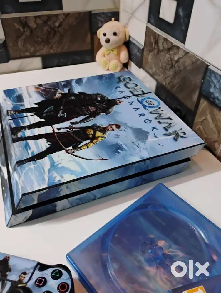 PS4 FAT ,WITH GOD OF WAR SKIN ,VERY GOOD CONDITION