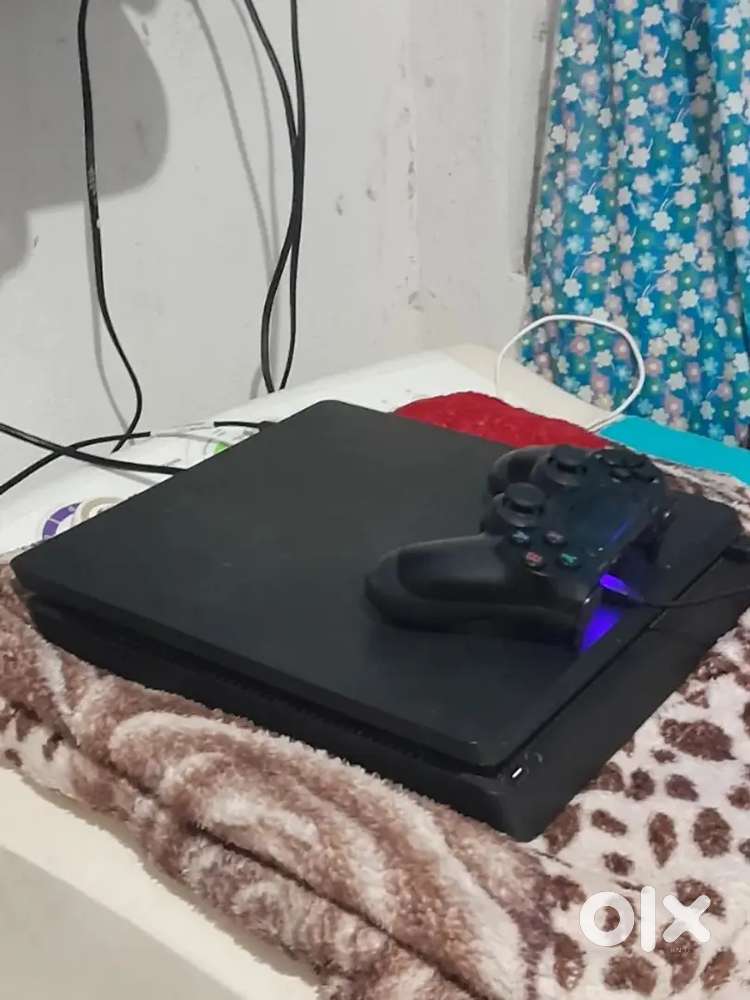 Brand new PS4 slim 500 GB + GTA V 3 God of war