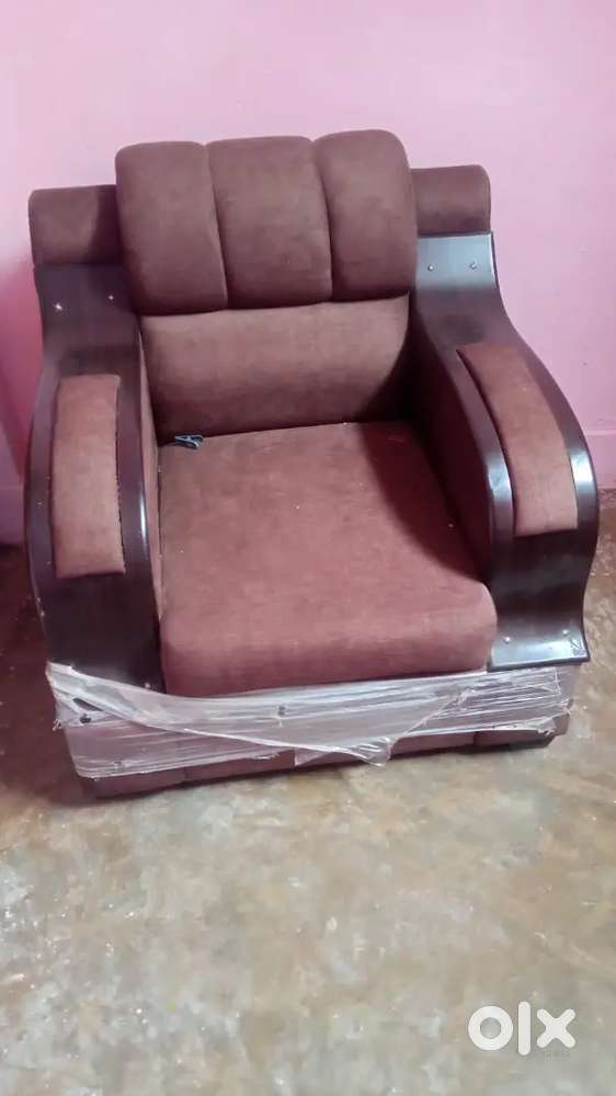Sofa set 2 choti chair 1 bada sat fa hai