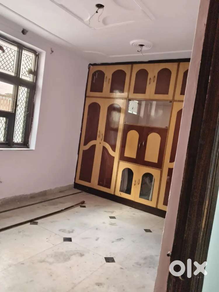 2bhk semi  flat for rent near uttam Nagar West only waking from metro