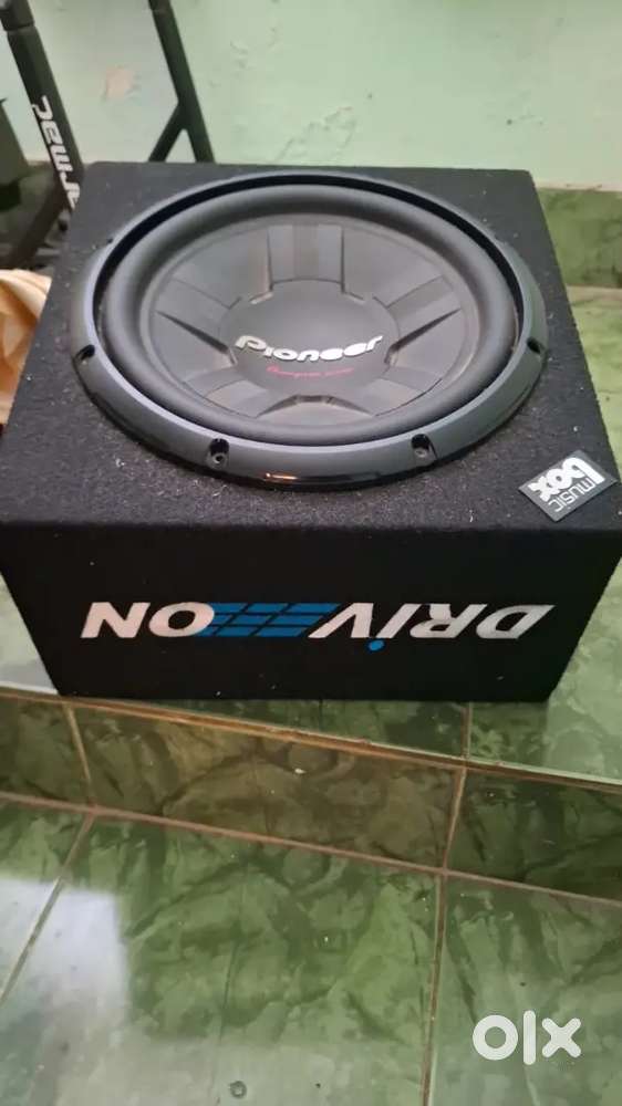 Pioneer SubWoofer  ( with box) Boss Amplifier 600 Watts