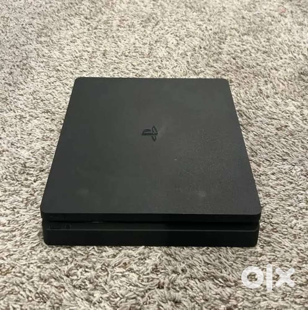 Play station 4 1 tb with  controllers