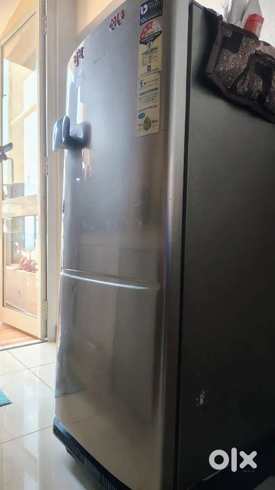 4 year old Fridge for salling