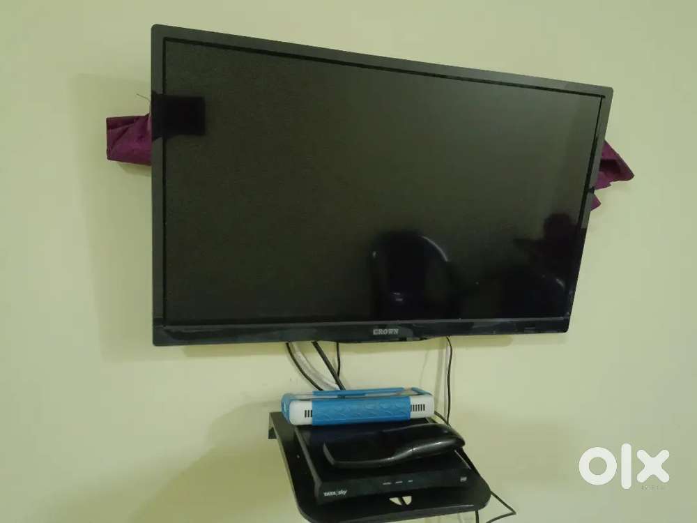 2 year old TV LCD 24 inch crown