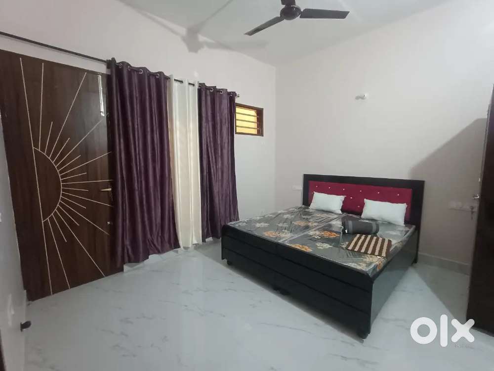 TOLET 4 ROOM  kothi  attached bathe 2 car parking inside