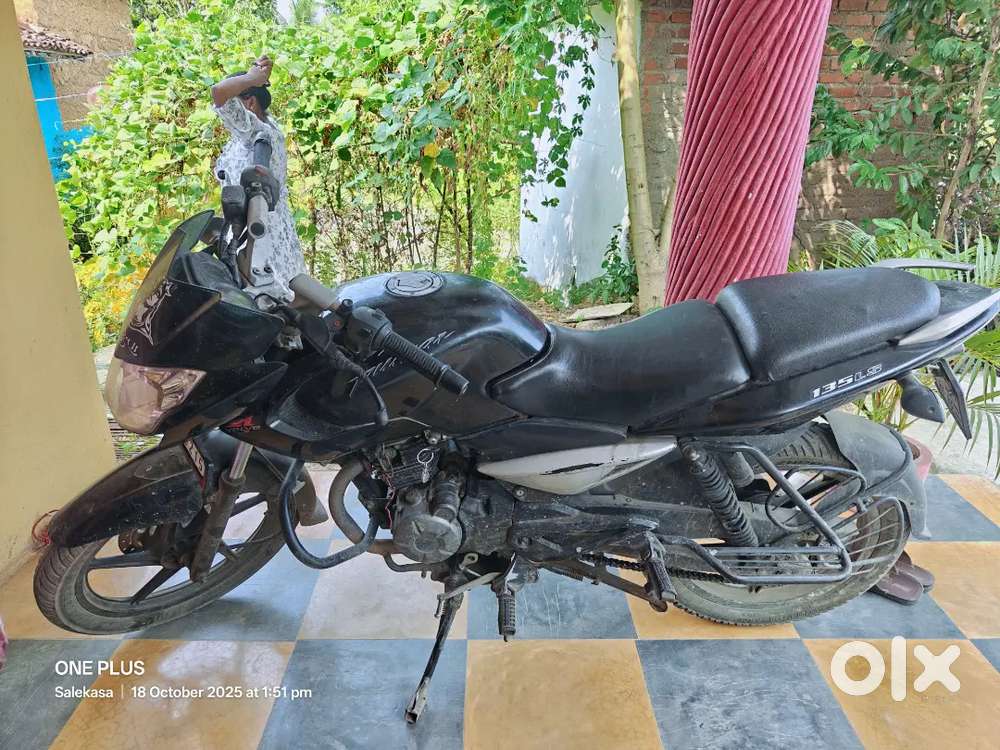 bahut sari gadiya hai . . gadi khadi rhegi krke bechna hai