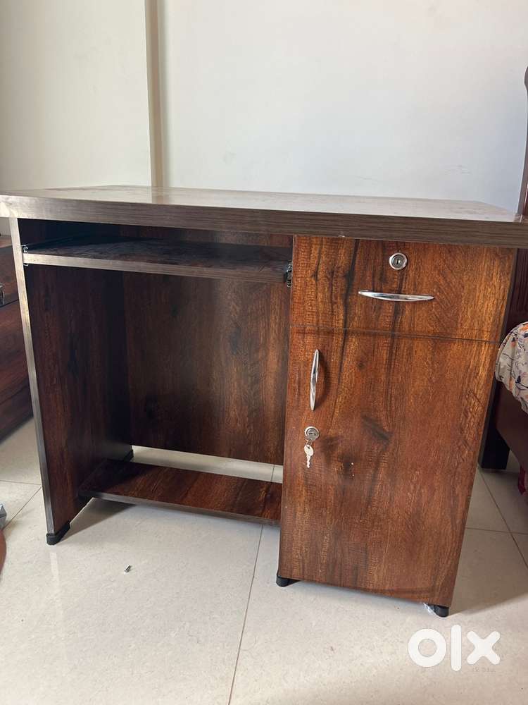 Ergonomic Computer Desk – Ideal for Home or Office