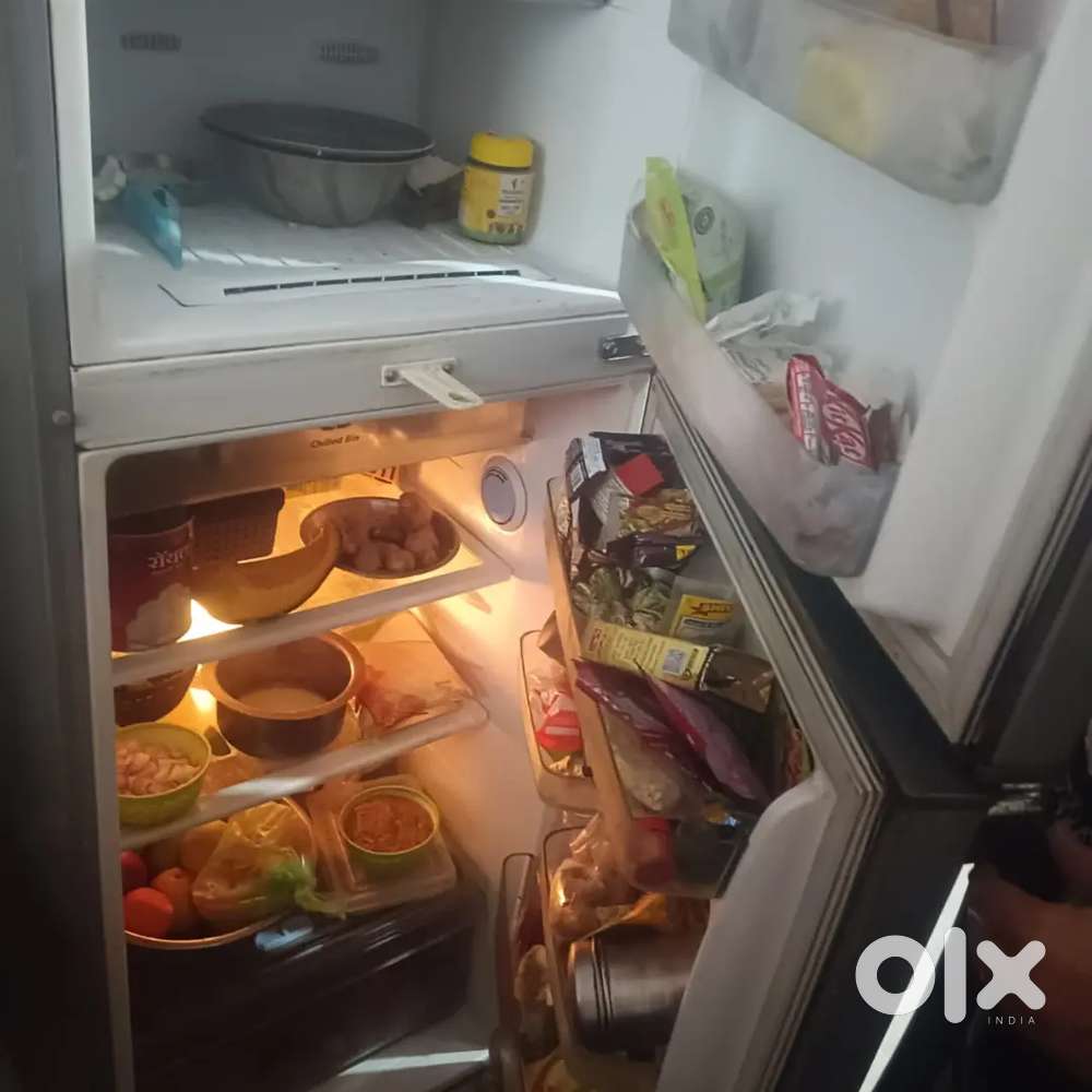 A well condition fridge double door