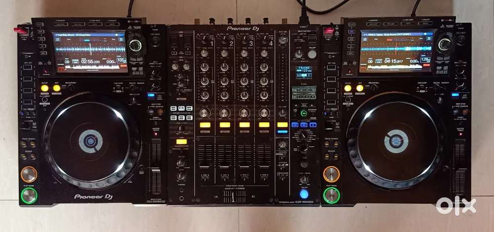 Pioneer CDJ-2000NXS2 &
Pioneer DJM-900NXS2 (DJ Console)