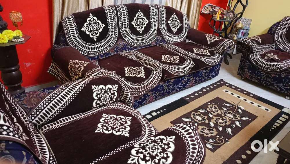 5 seater well furnished Sofa Set on Sale