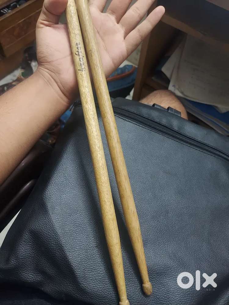 Drum pad with sticks
