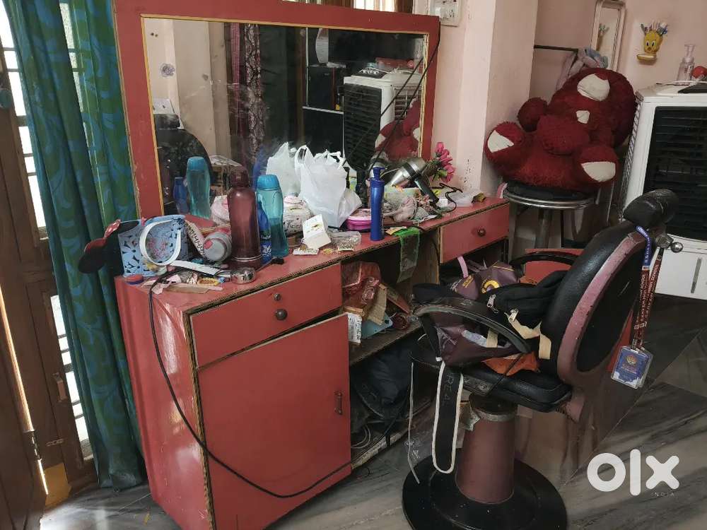 Parlour chair and mirror with counter