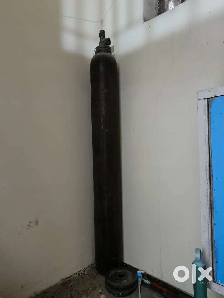 Oxygen cylinder
