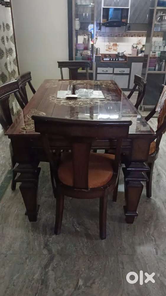 डाइनिंग टेबल