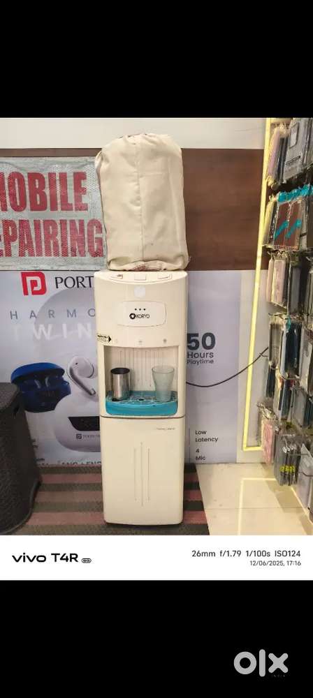 Cold or hot water dispenser with cooling cabinet