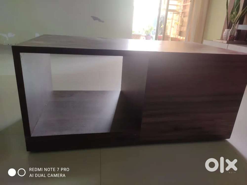 Sturdy Cetral Table with Storage compartment