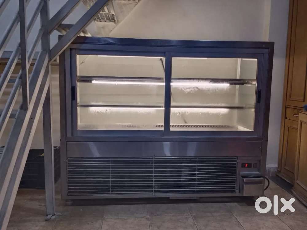 Cake display counter fridge 5 ft