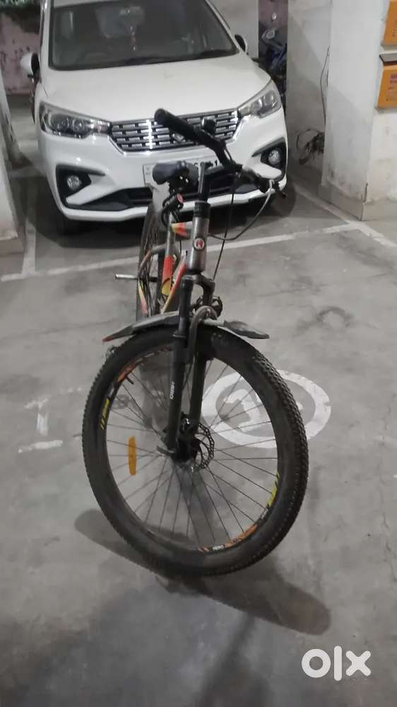 Hero sprit slingshot front suspension. Back and frond disc brake.