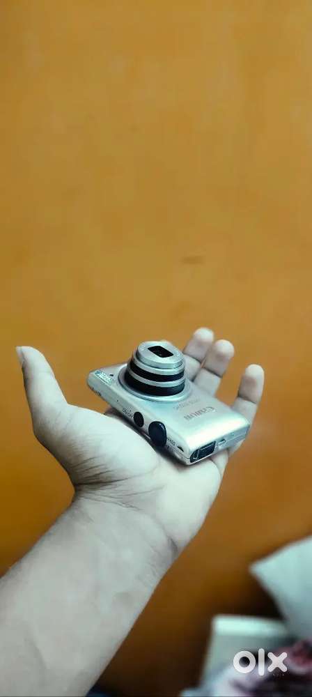 Canon IXUS 220HS ( BRAND NEW CONDITION)