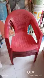 पारस कंपनीच्या प्लास्टिकच्या लाल खुर्च्या विकणे आहे 3.