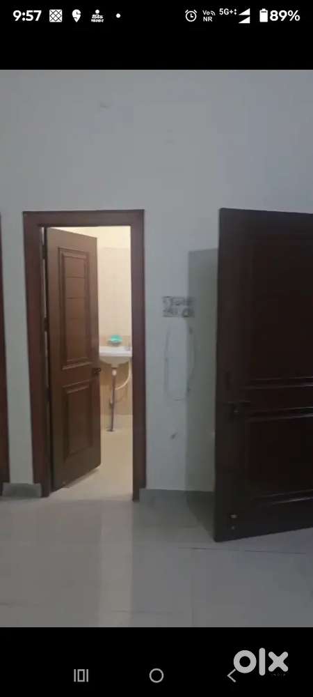 Surat City me flat hai.