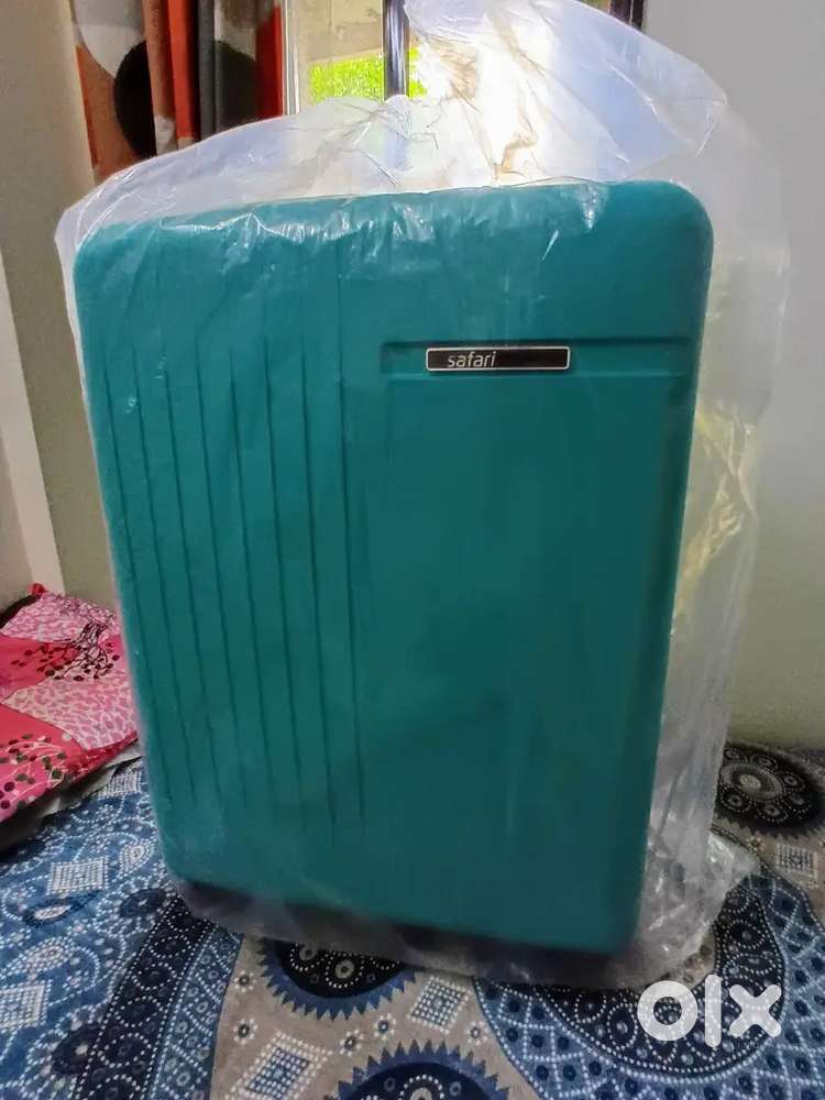 Safari ( Brand ) big suitcase new  four wheel ( 4 wheel )