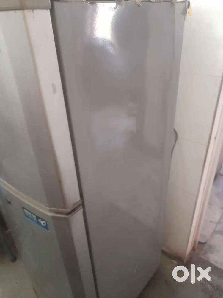 343 lits old working double door LG Fridge