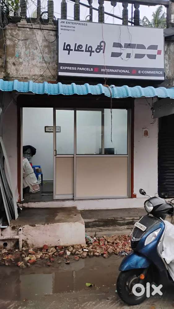 Both delivery and pickup boy