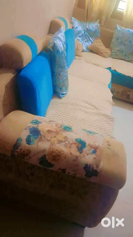 Stylish Corner Sofa in Excellent Condition – With Cushions 2 years old