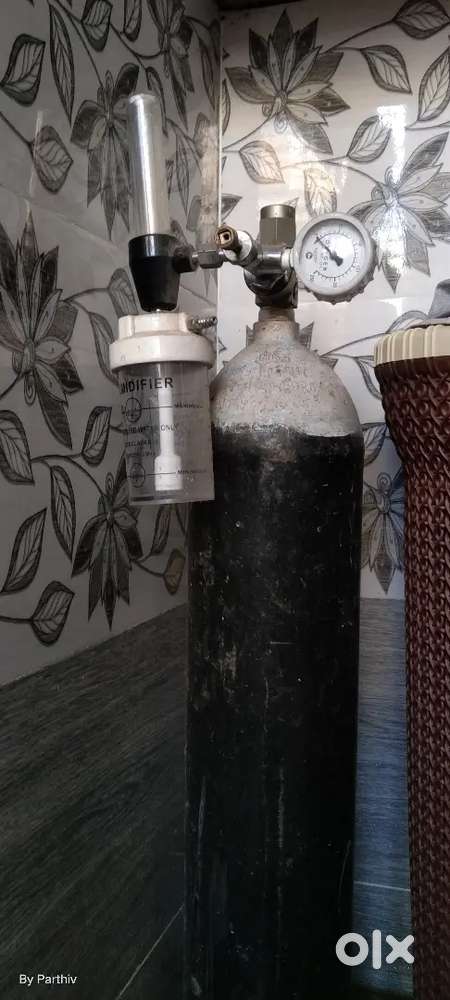 Oxygen cylinder