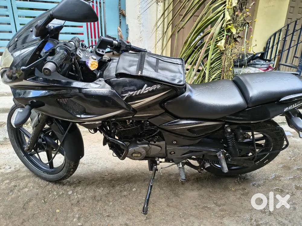 Pulsar 220 2016 ending neat and mint condition just take and ride