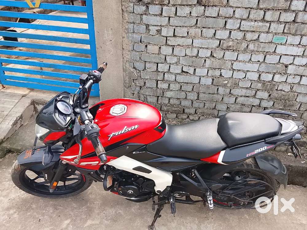 Bajar ns 200 bs6 model 2023