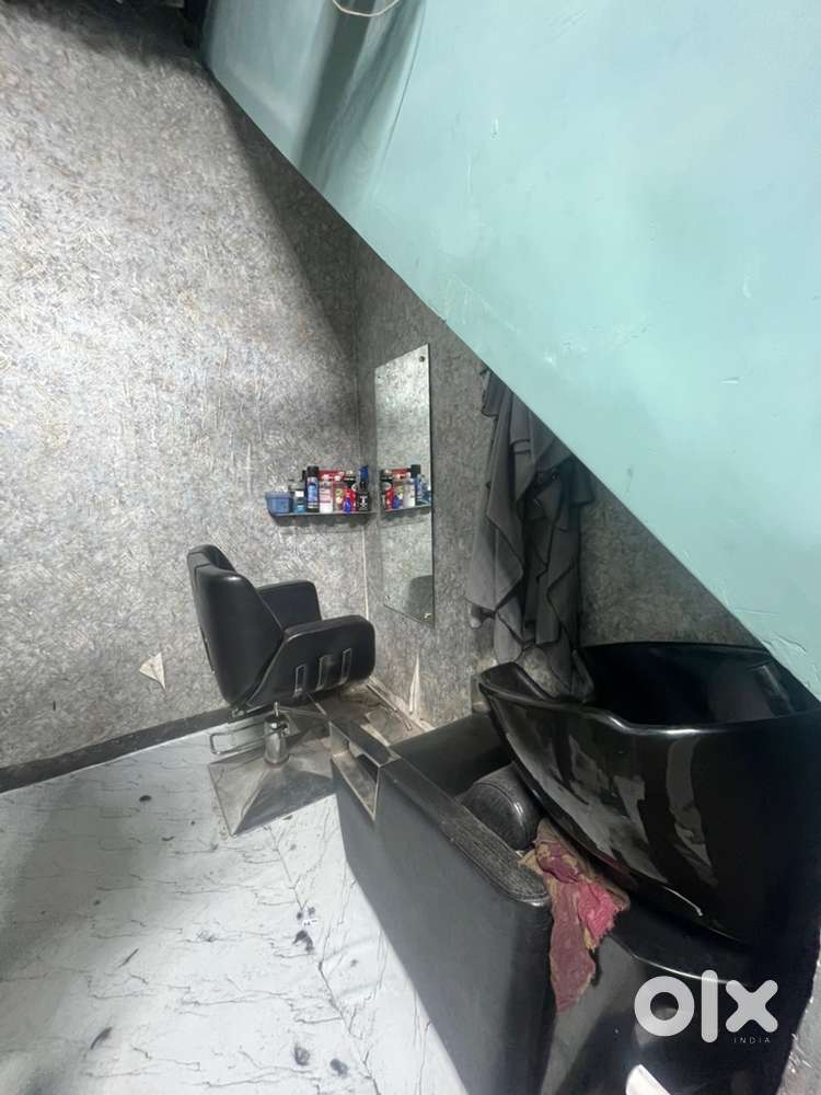 Me apna salon sell kar rha hu jis bhai ko lena ho vo hi msg kre