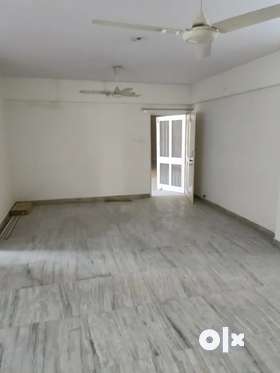 Ratalada 3 BHK flat for rent in office v Residance sale purpose