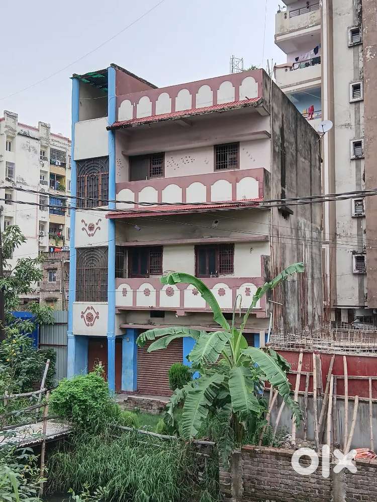 Jaganpura Bypass Main par 680 Sqft me bna hua Building sale par hai