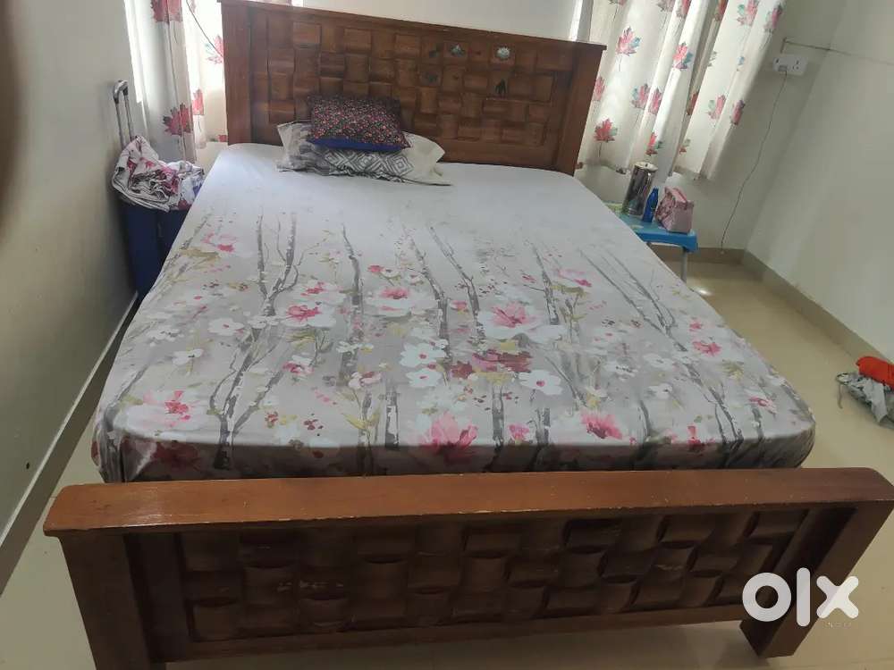 Bed - Teak wood - Queen size - Only bed (no mattress)