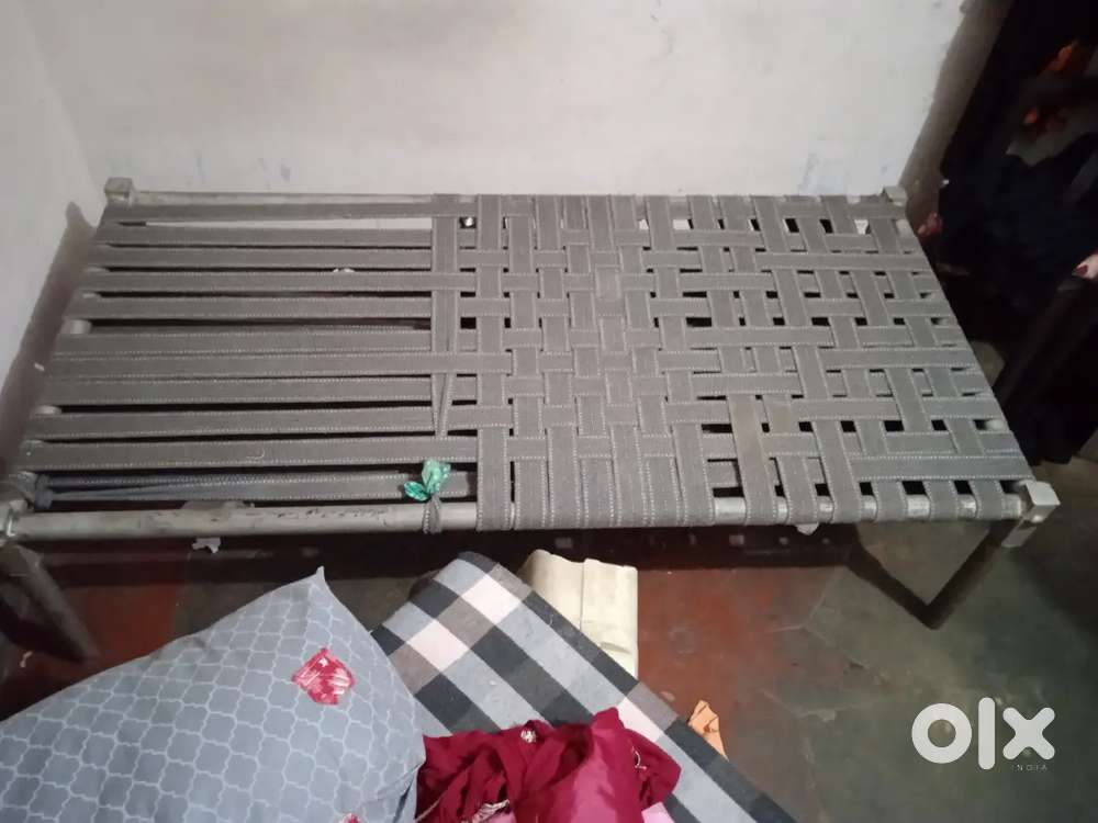 पलंग बेच रहे हैं लोहे का पलंग