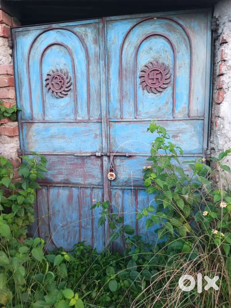 Iron door/gate in excellent condition. Darwaja acha condition me h