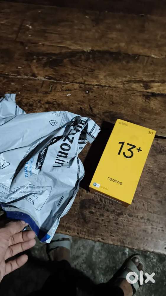 Realme 13 plus hain 5g 8 128 sab kuchh available hain phone ke sath