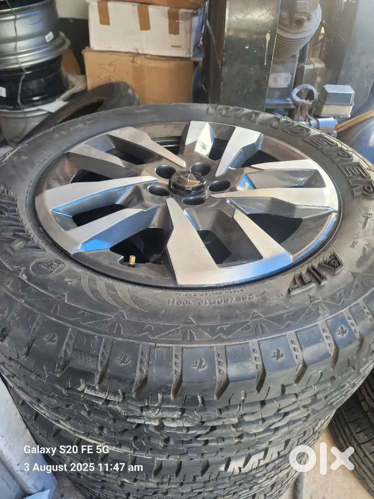 2025 THAR ROXX ALLOY WHEELS WITH BRAND NEW TYRE
