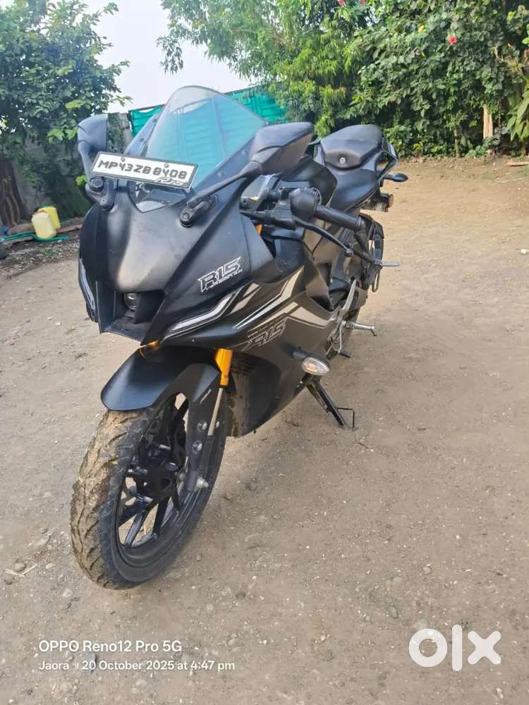 R15 V4 Silver black