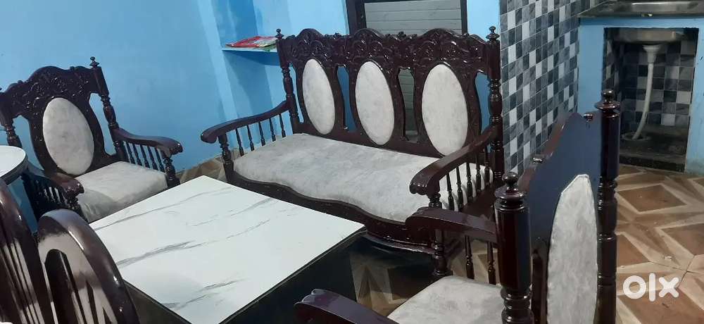 Well - maintained 3+1+1  sofa set with senter table sagun ki lakdi mai